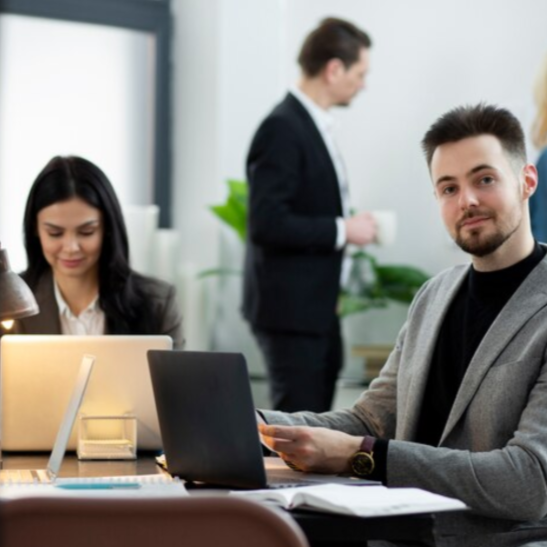 Family Portrait Photography Offering Creative Poses, Natural Lighting, and Beautiful Group Compositions